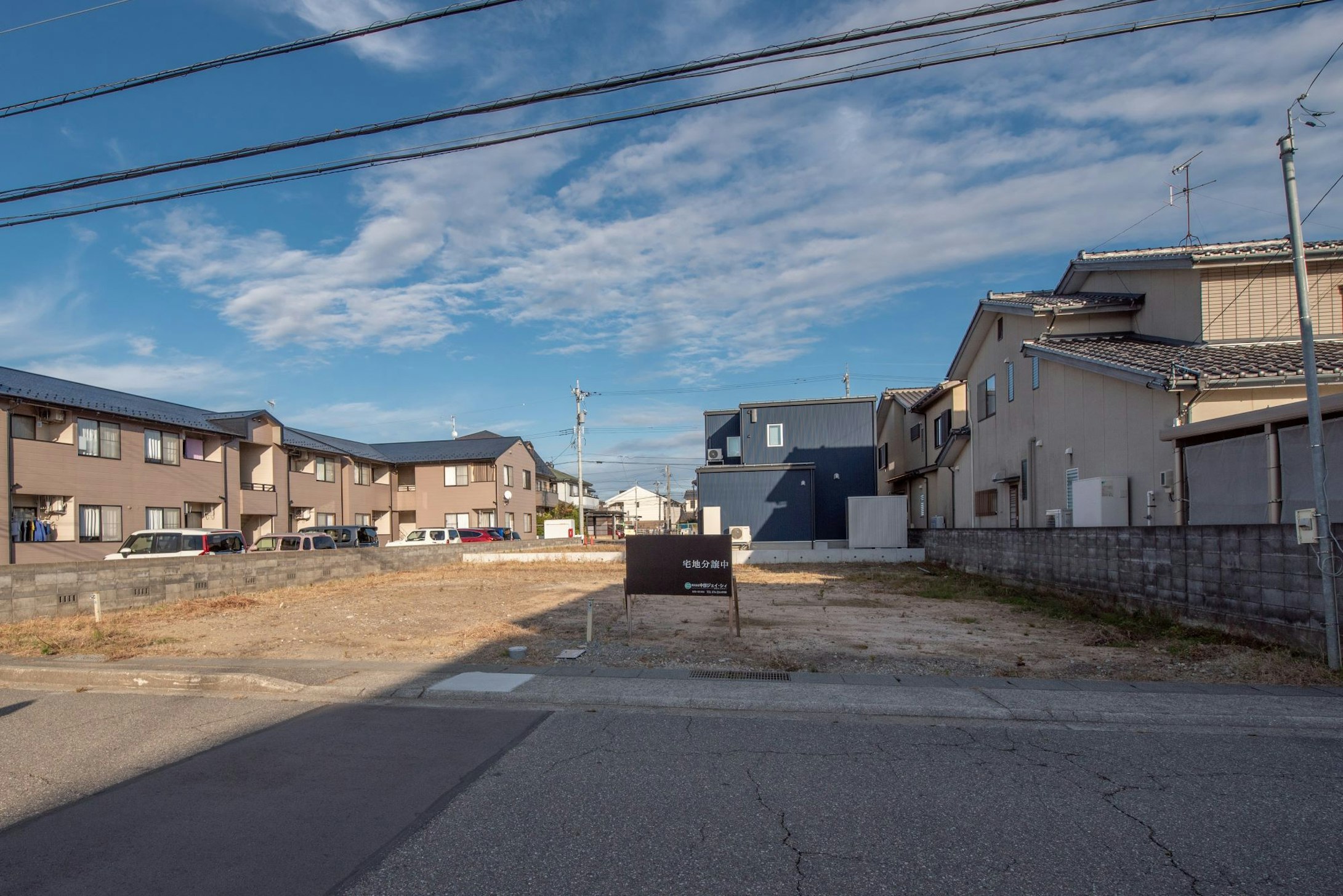 西側前面道路から