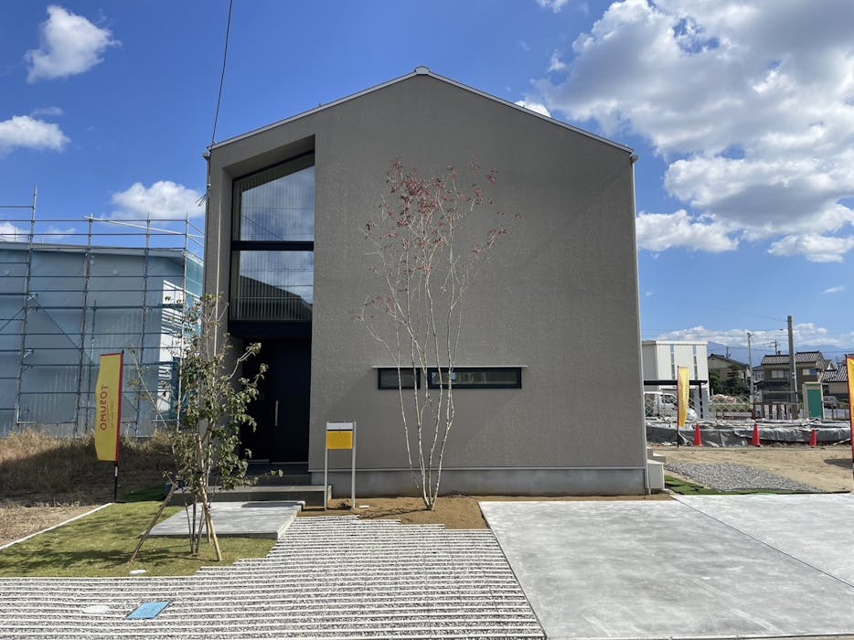 三角屋根と窓が都会的な外観デザイン