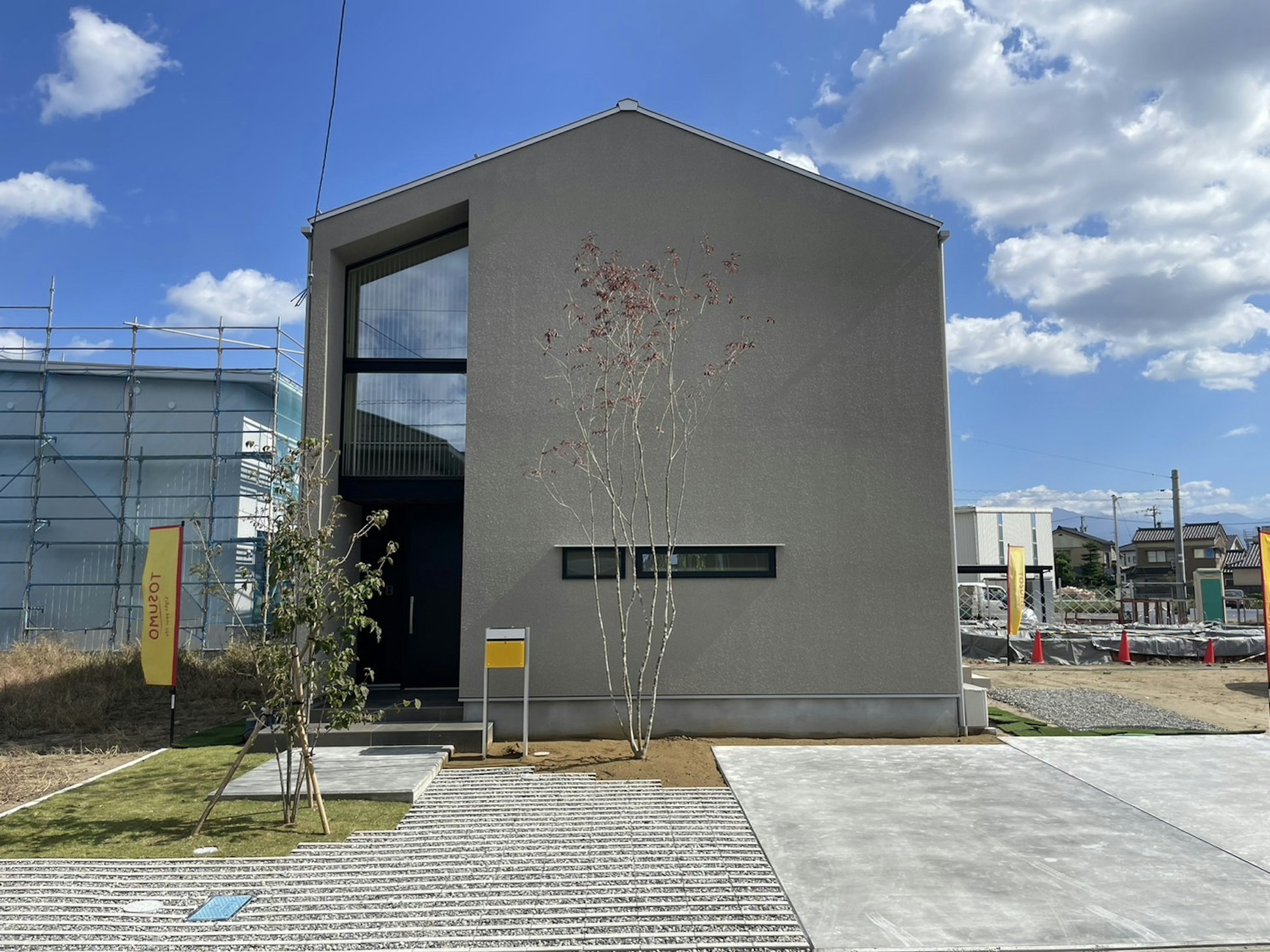 三角屋根と窓が都会的な外観デザイン