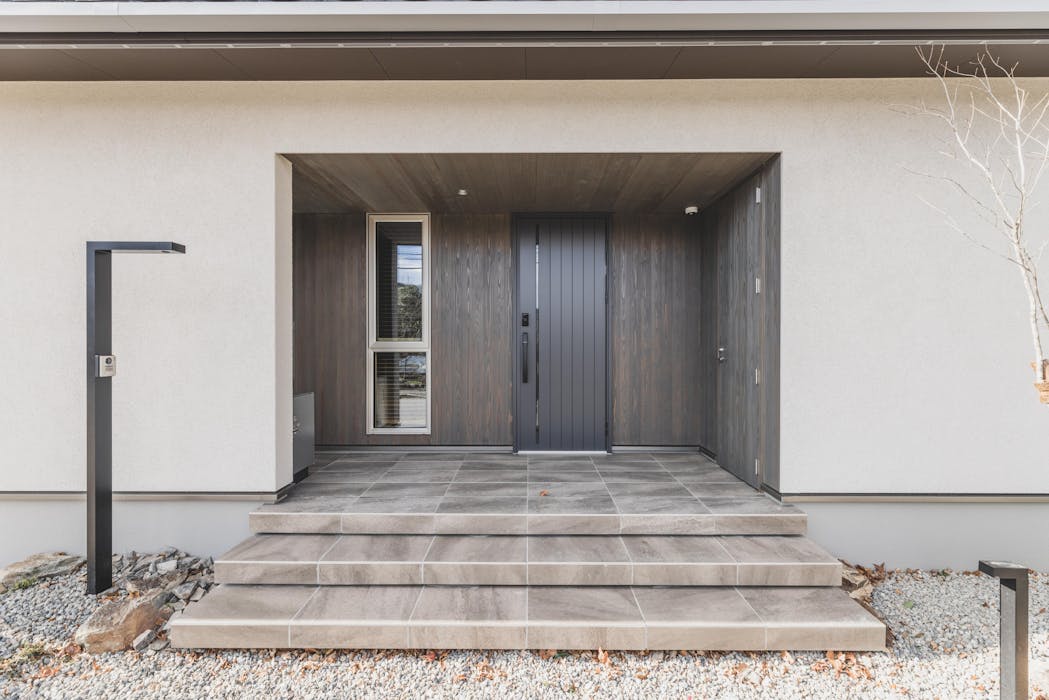 水平に伸びる平屋のラインと高さを抑えたファサード