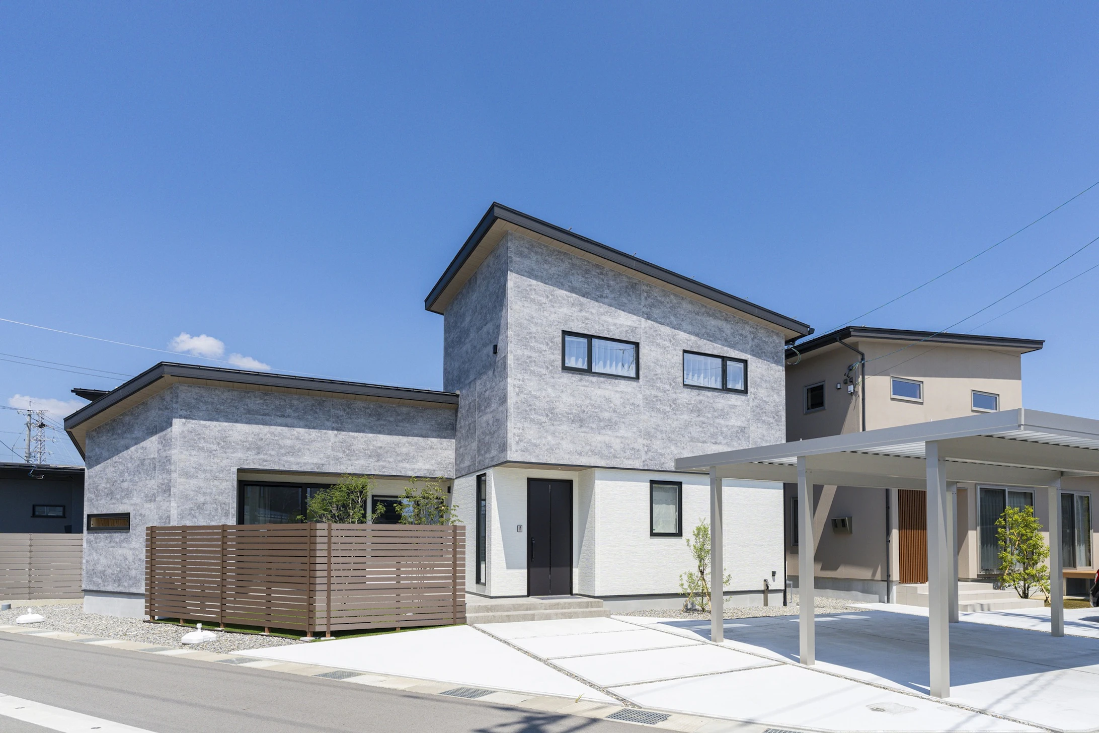 角地の 敷地条件を活かして、広い庭と駐車場を確保したゆとりある住まい