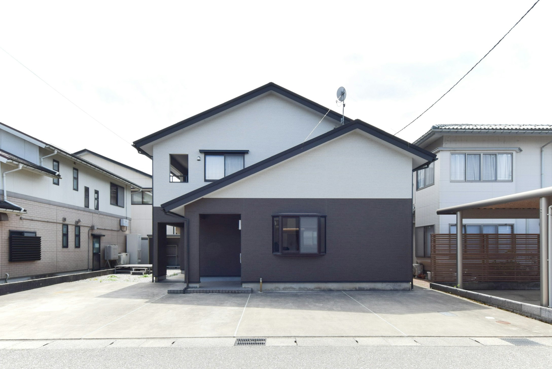 2025年4月外壁貼替、屋根重ね葺き工事を行いました！