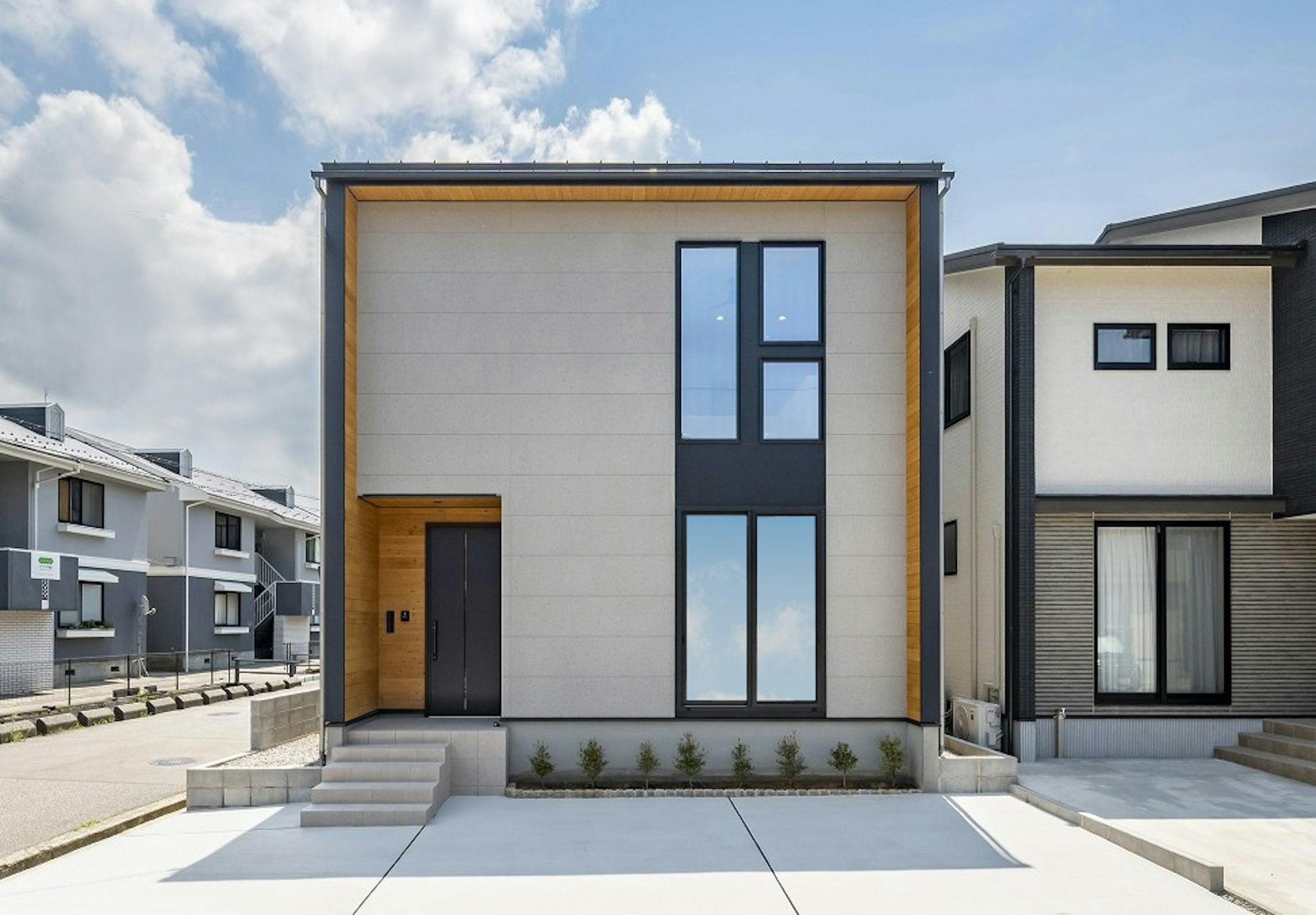 グレーのシンプルなフラットデザインに自然な風合いをプラスし、天然木のぬくもりが魅力のナチュラルモダンな外観デザインです♪