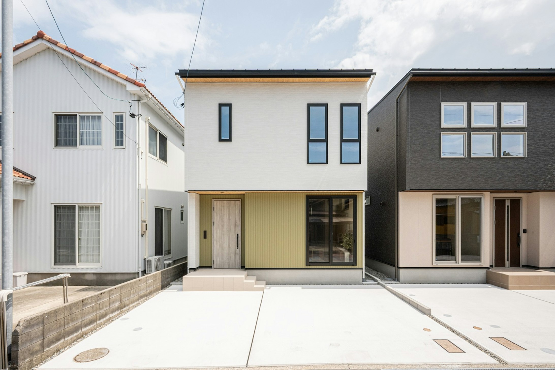 画像左側グリーンカラーのエッジの効いた小幅なストライプ調デザインの外壁をアクセントにしたモダンな外観デザインです♪