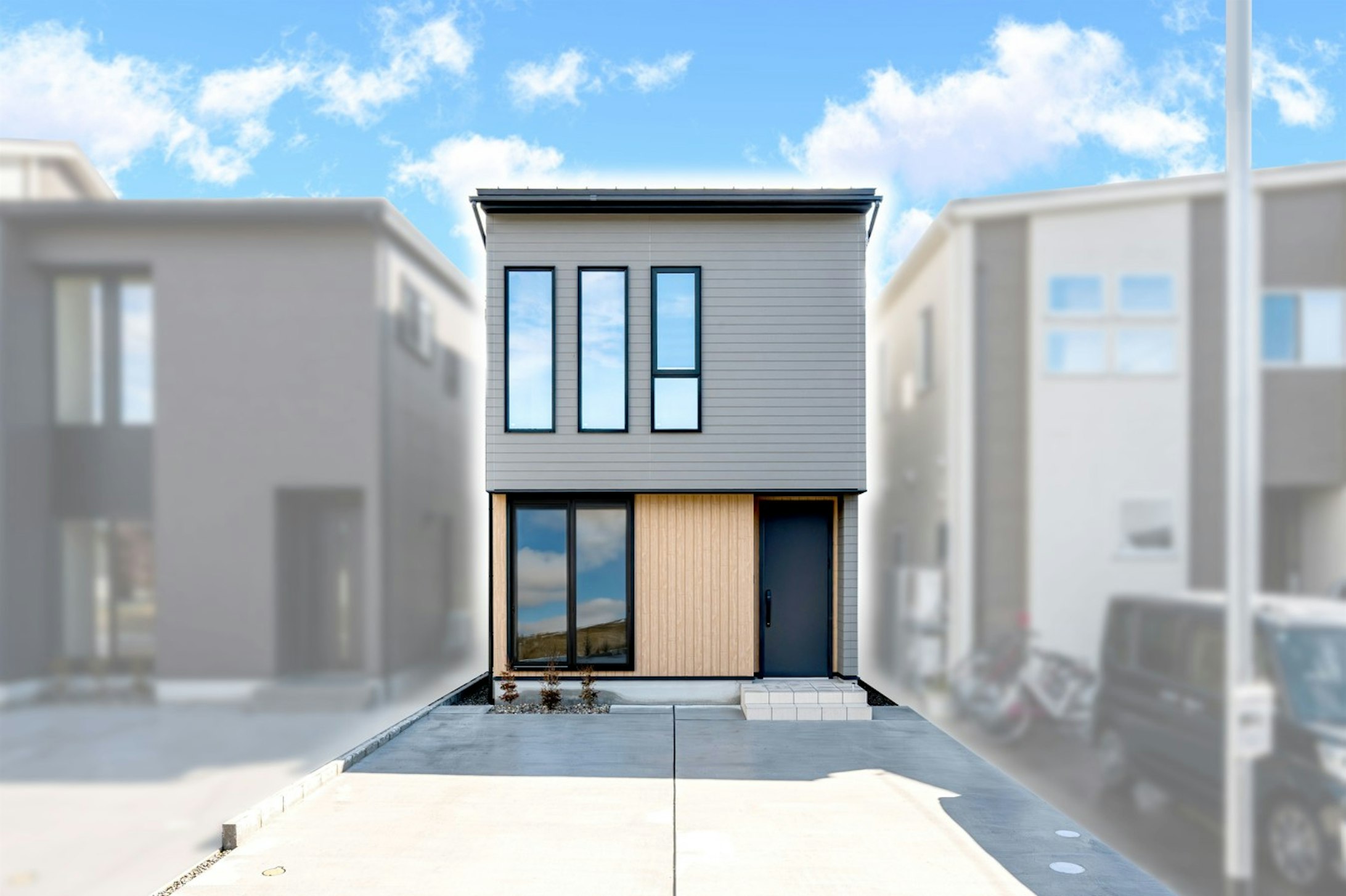 小幅の板を重ね張りしたような意匠の外壁を基調に、木目調のアクセントが映えるナチュラルモダンなデザインです。