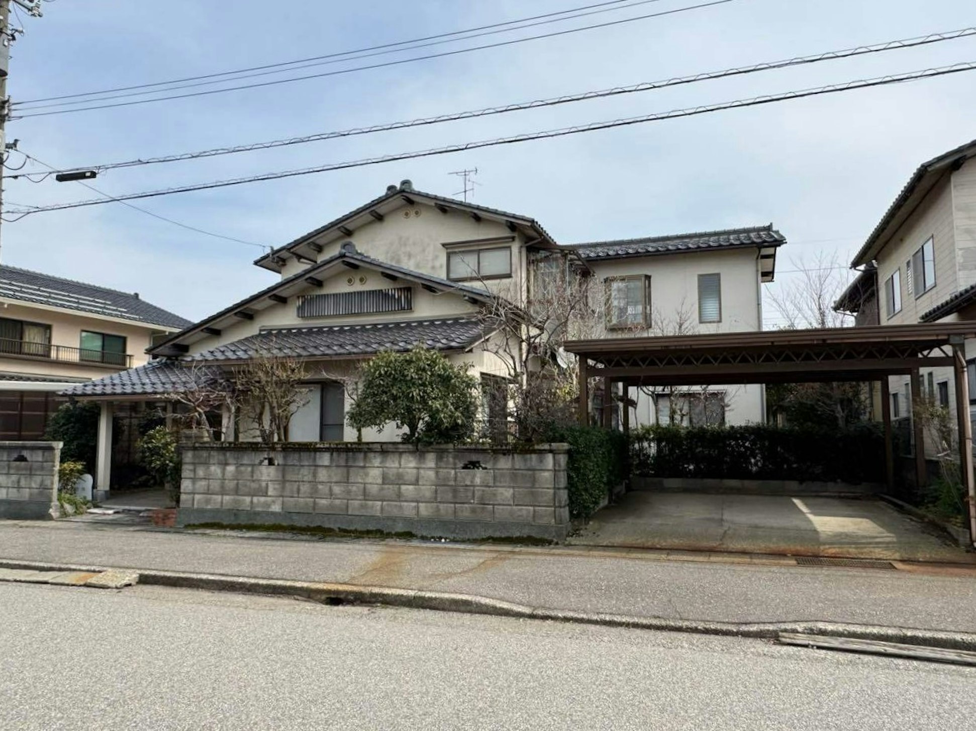 和の趣ある外観、駐車場は2台ゆったり停められます