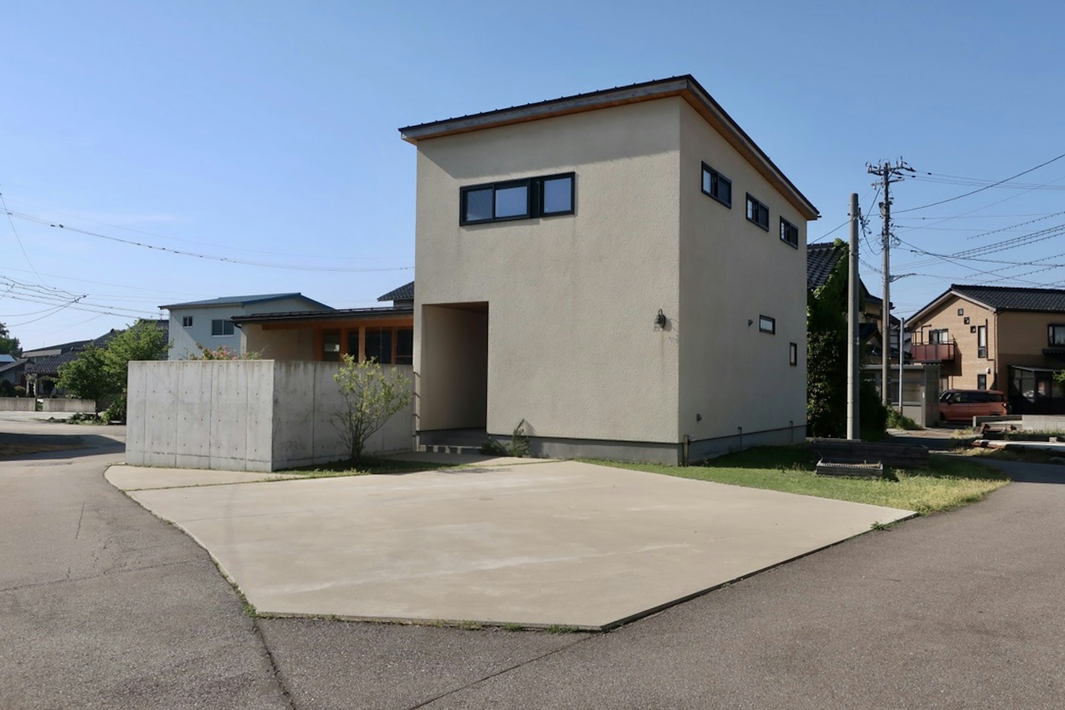 ◇ 閑静な住宅地でありながら、野々市新庄 ( 車で10分 ) や白山麓へのアクセス良◎
◇ 保育所・小学校も徒歩5分圏内にあり、安心で利便性の良い立地
◇ 外壁は左官職人によるモルタル掻き落し仕上げ
◇ 厳選された自然素材と匠の技が紡ぐ至高の一棟
◇ ３か所の洋室には備え付けのベッドフレーム・机・ベンチ・収納があり、家具要らず
◇ リビングのTV裏に収納があり、配線等も隠してすっきり、適材適所の造作収納
◇ 寝室にはブラインド、リビングには、バーチカルブラインド 完備

随時見学可能 ( 要予約 076-255-7384 )