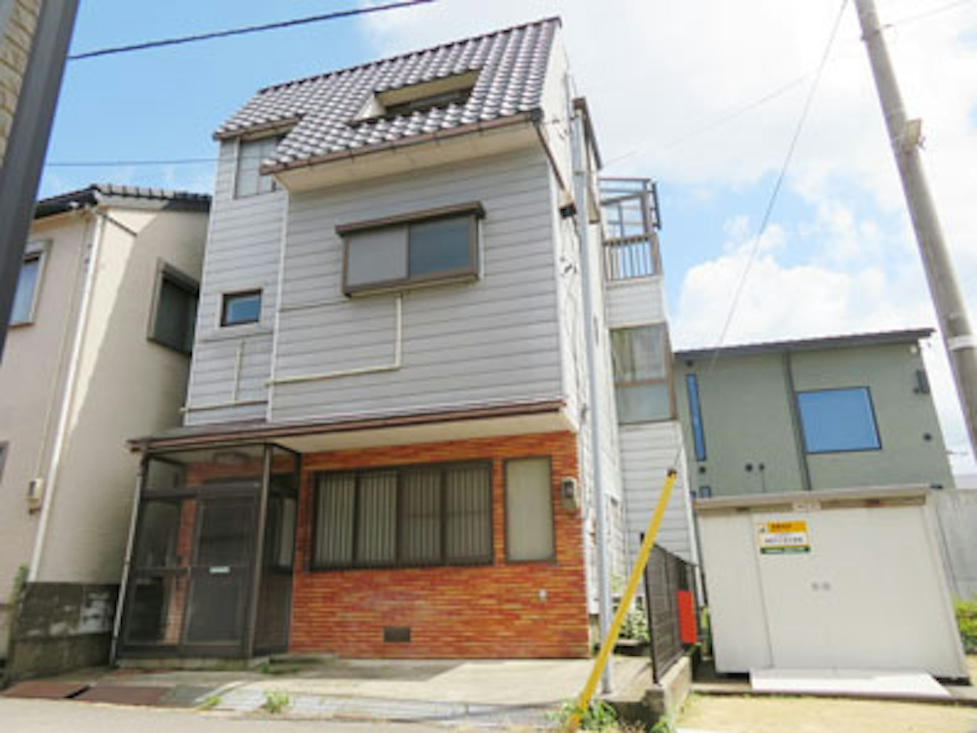 物件前に軽四１台のみ駐車出来ます