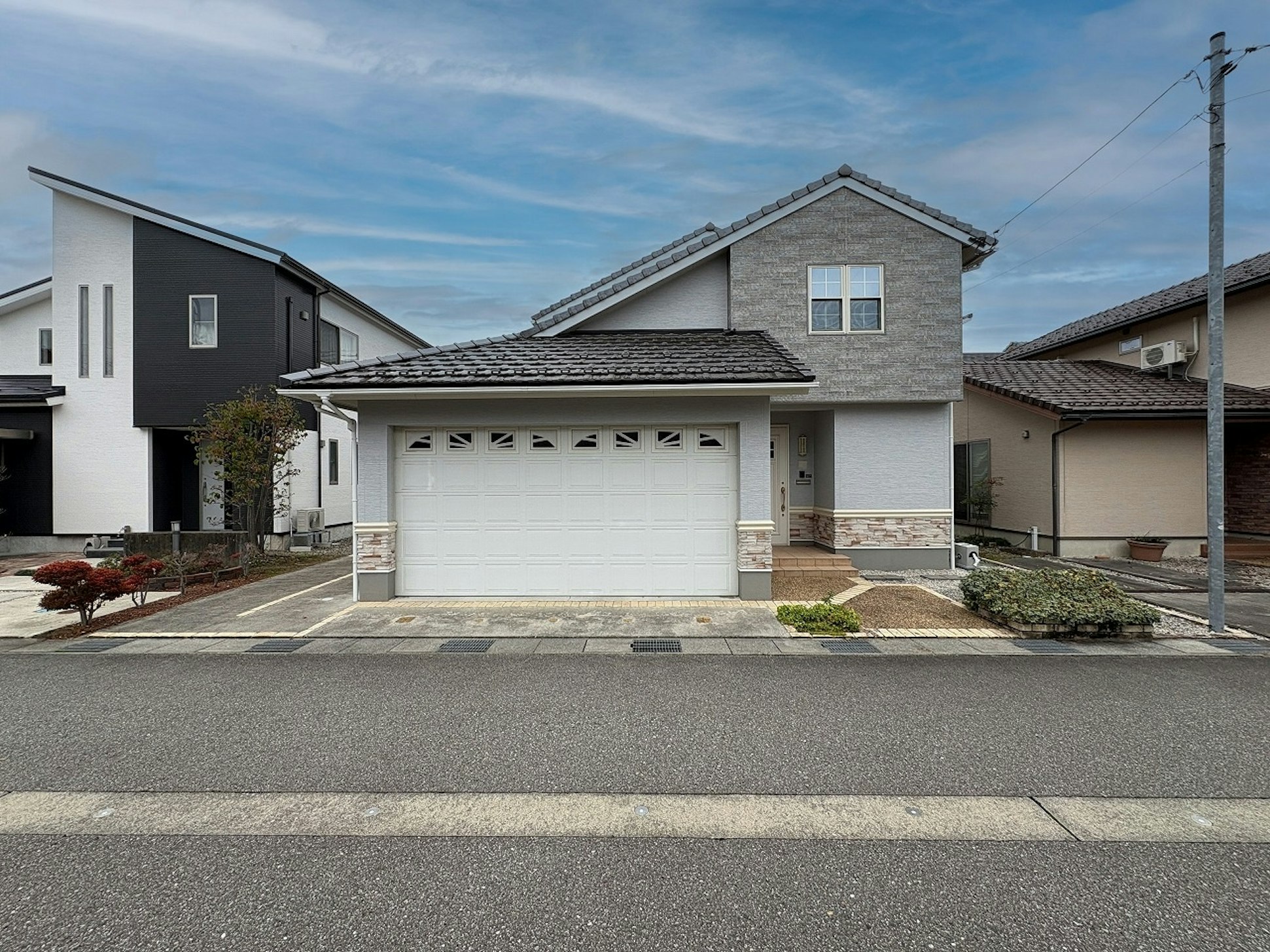 2台入りのインナーガレージと青空1台駐車可能です。