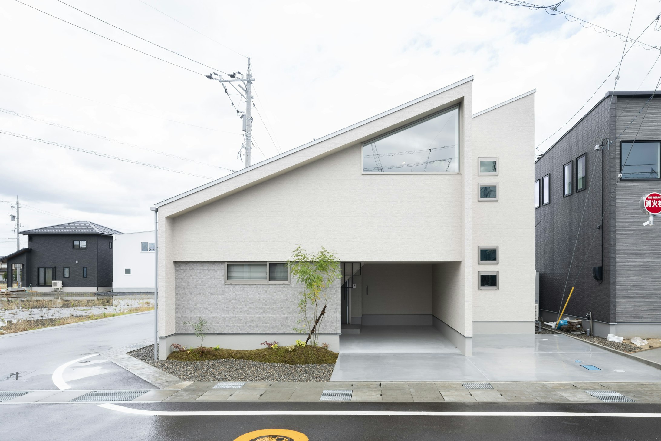 お天気の悪い日も安心の"インナーガレージ”付。濡れることなく、おうちの中に入ることができます！雪の日の朝もスムーズに出勤することができます！