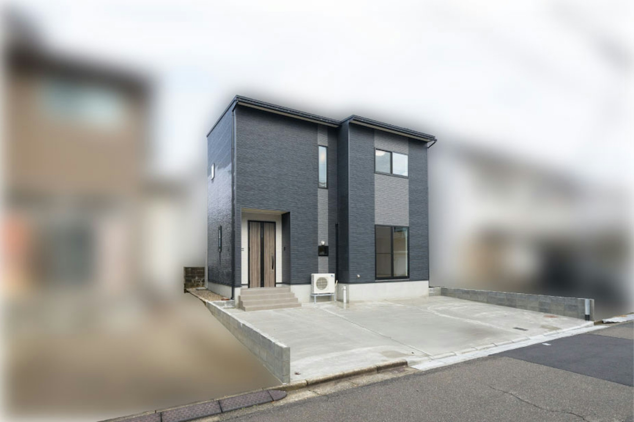 駐車場は3台分のスペースが確保されており、駐車に困ることはありません。シックなダークグレーを基調に、白のアクセントがスタイリッシュな雰囲気を演出。