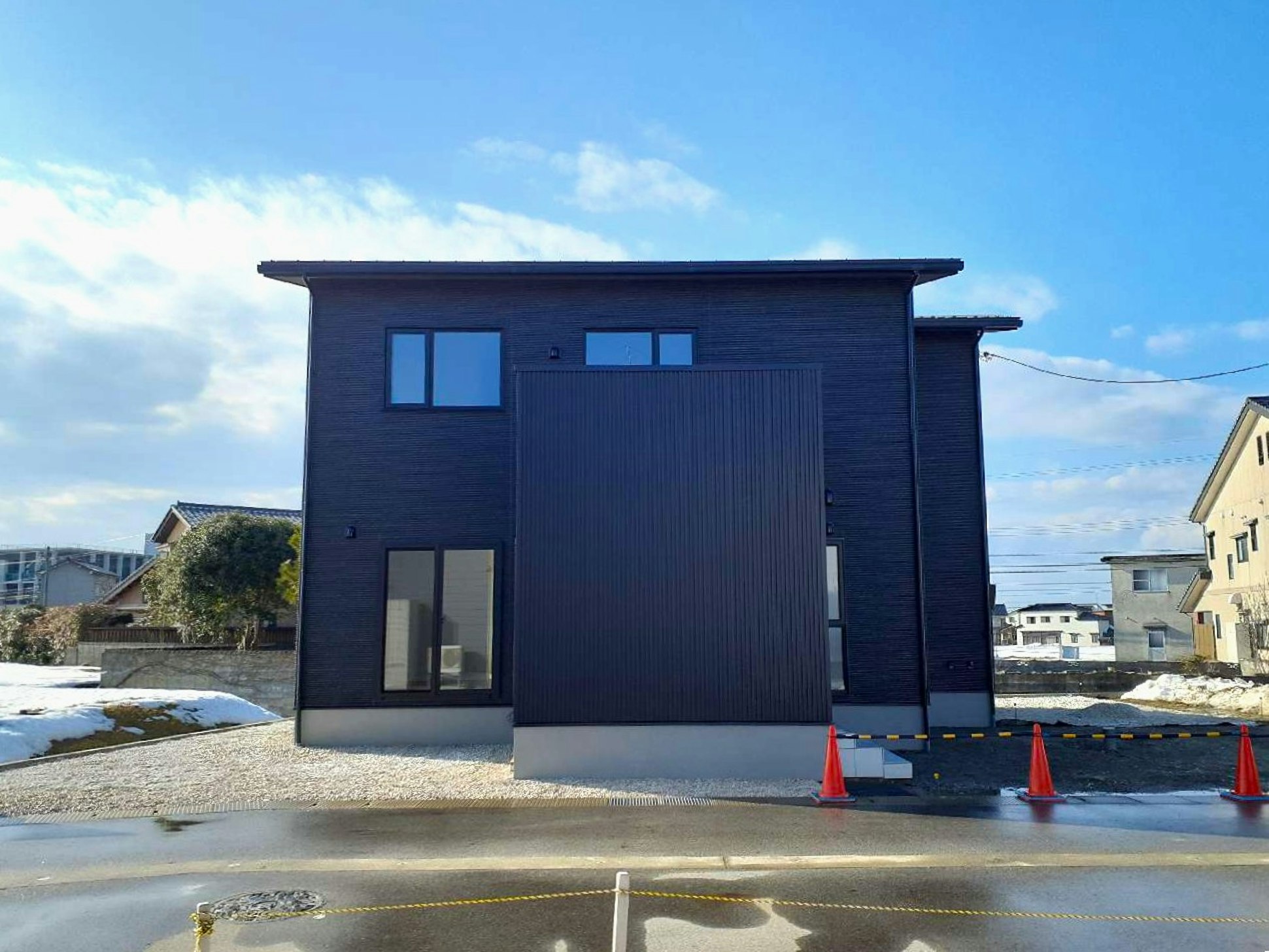 ｱﾙﾐｶｰﾎﾟｰﾄ付！※写真は、外構工事中