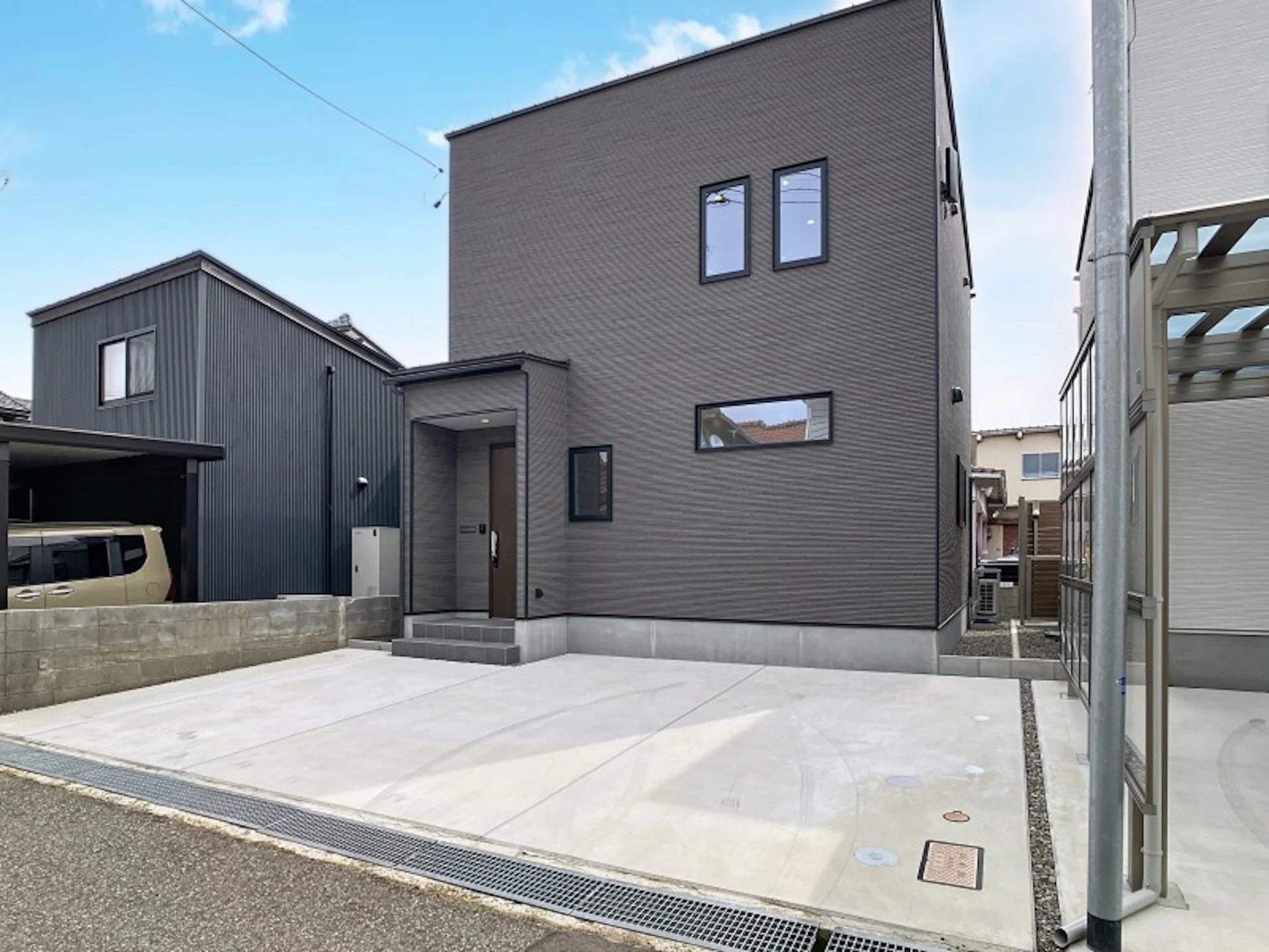 モダンでシックな外観が目を引く、新築戸建
