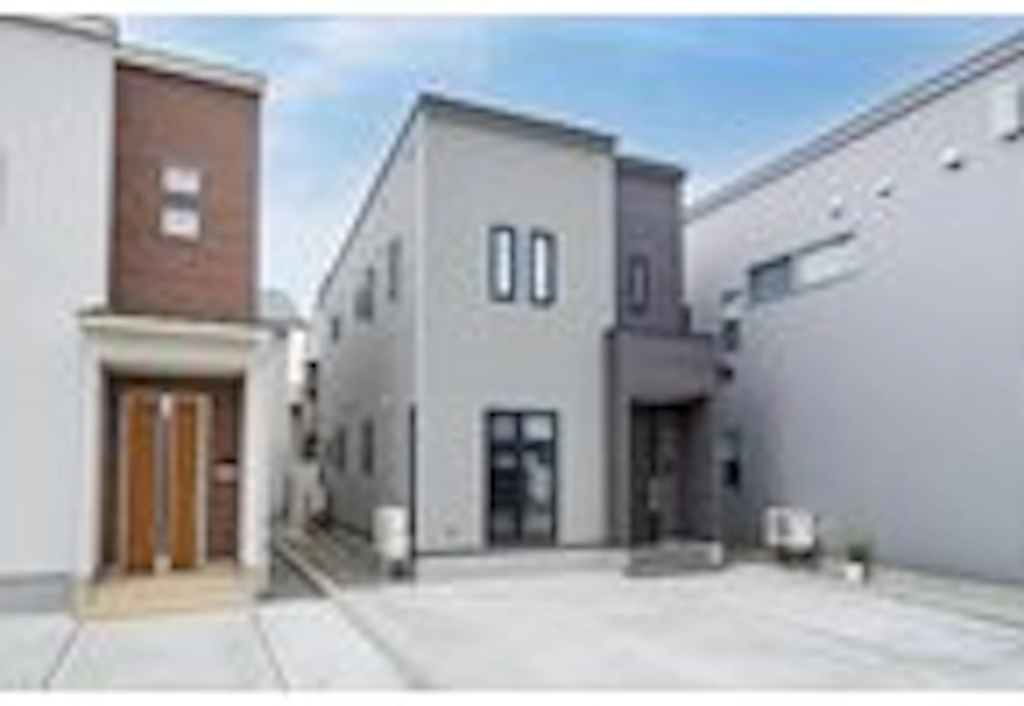 ライトグレーを基調に、玄関まわりへ落ち着いたダークカラーを取り入れたモダンな外観。縦長窓がアクセントとなり、すっきりと洗練された印象に。駐車は2台可能です！