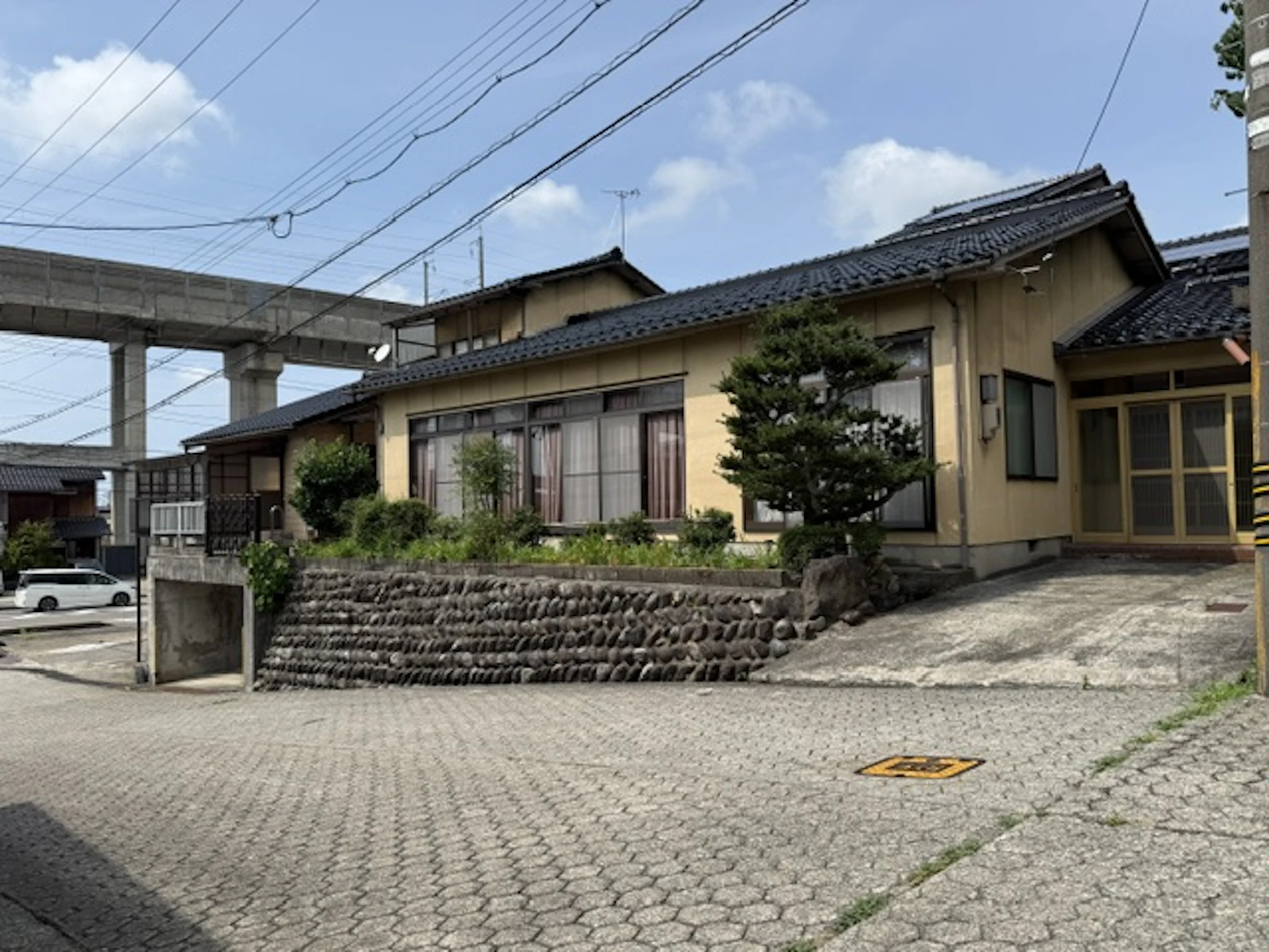 駐車は車庫２台＋玄関前１台